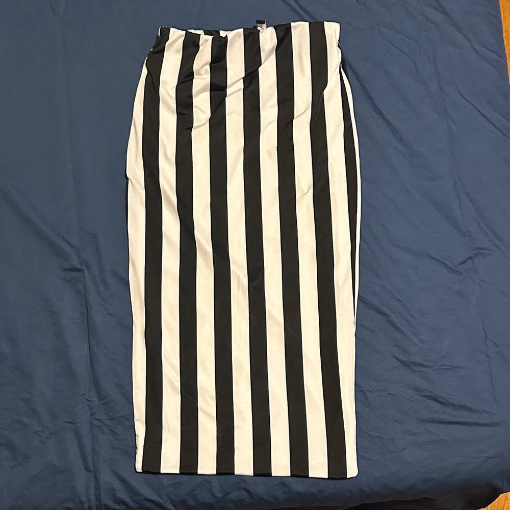 AKIRA Black and White Vertical Stripe A-Line Skirt